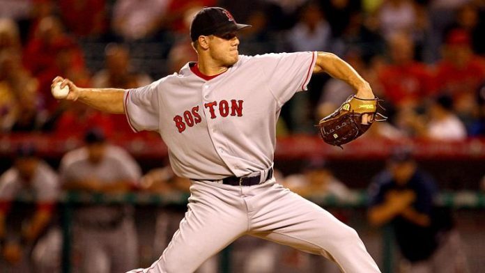 Vulnerable Red Sox P Jonathan Papelbon displays off touching tribute to leisurely teammate Tim Wakefield